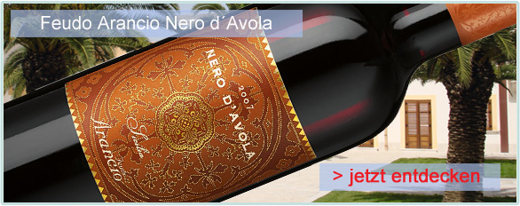 Feudo Arancio liegt in Sambuca di Sicilia, in der Ebene von Agrigent � erst 2001 gegr�ndet, ist es heute eines der attraktivsten neuen Weing�ter Siziliens. Innen
hochmodern, au�en einem �baglio siciliano� nachempfunden, dem traditionellen Landsitz im Osten Siziliens. Das Gut ist eingebettet in sanfte H�gel, die sonnendurchflutete Rebg�rten schm�cken. Das begnadete Klima und die guten B�den laden geradewegs ein, Weine hoher Qualit�t zu erzeugen. Dem Oenologen Matteo Covazzi, ist dies auch vor trefflich gelungen. Seine sehr mediterran-charmanten und
charaktervollen Gew�chse sind obendrein in einer sehr attraktiven Preisklasse angesiedelt � und werden regelm��ig von der internationalen Weinkritik gelobt.