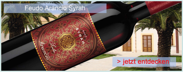Syrah, die gro�e Rotwein-Rebsorte der Rh�ne, setzt auf Sizilien zu wahren H�henfl�gen an. Im warmen, mediterranen Klima reift sie
pr�chtig aus und liefert tiefdunkle, w�rzig-fruchtintensive Weine von hohem Niveau � die keinesfalls einen hohen Preis haben m�ssen. Jedenfalls nicht, wenn der Name
Feudo Arancio das Etikett ziert. In Sambuca di Sicilia, im Westen der Mittelmeerinsel, versteht man es vortrefflich, die Qualit�ten dieser erstklassigen und auf der ganzen
Welt �beraus erfolgreichen Rebsorte zu nutzen. Ein 10-monatiger Ausbau in franz�sischen Barriques - 20% davon sind neu - sorgt f�r eine gute Struktur. Bedenkt man, in welchem Preisbereich dieser Wein angesiedelt ist, kann das Urteil nur lauten: Das ist schlicht und einfach konkurrenzlos!