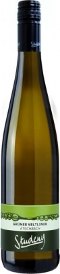 Herbert Studeny Gr�ner Veltliner Weinviertel "Atschbach" - Herbert Studeny, der junge Obmann der Winzervereinigung Weing�ter Retzer Land versucht mit Erfolg, das gro�e Potenzial des Weinviertels auszuloten.  Aufgrund der in Obermarkersdorf vorherrschenden Urg...