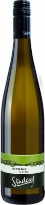 Herbert Studeny Riesling Classic - Herbert Studeny, der junge Obmann der Winzervereinigung Weing�ter Retzer Land versucht mit Erfolg, das gro�e Potenzial des Weinviertels auszuloten.  Aufgrund der in Obermarkersdorf vorherrschenden Urg...