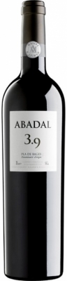 ABADAL 3.9 Reserva - Pla de Bages DO - Abadal 3.9 Reserva: 85% Cabernet-Sauvignon und 15% Syrah, immer aus der selben Parzelle stammend, machen diesen Wein zu einer Art Lagenwein mit eigener Identität und Charakter. Der kalkige Untergrund,... ABADAL 3.9 Reserva - Pla de Bages DO - Abadal 3.9 Reserva: 85% Cabernet-Sauvignon und 15% Syrah, immer aus der selben Parzelle stammend, machen diesen Wein zu einer Art Lagenwein mit eigener Identität und Charakter. Der kalkige Untergrund,...