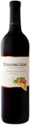 Gallo Turning Leaf Cabernet Sauvignon - Turning Leaf Vineyards steht für den krönenden Abschluss des Weinjahres. Wenn die Blätter bereits beginnen, ihre Farbe zu wechseln, sind die Trauben prall gefüllt mit konzentrierten Aromen. Die Auswah... Gallo Turning Leaf Cabernet Sauvignon - Turning Leaf Vineyards steht für den krönenden Abschluss des Weinjahres. Wenn die Blätter bereits beginnen, ihre Farbe zu wechseln, sind die Trauben prall gefüllt mit konzentrierten Aromen. Die Auswah...