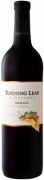 Gallo Turning Leaf Merlot - Turning Leaf Vineyards steht für den krönenden Abschluss des Weinjahres. Wenn die Blätter bereits beginnen, ihre Farbe zu wechseln, sind die Trauben prall gefüllt mit konzentrierten Aromen. Die Auswah... Gallo Turning Leaf Merlot - Turning Leaf Vineyards steht für den krönenden Abschluss des Weinjahres. Wenn die Blätter bereits beginnen, ihre Farbe zu wechseln, sind die Trauben prall gefüllt mit konzentrierten Aromen. Die Auswah...