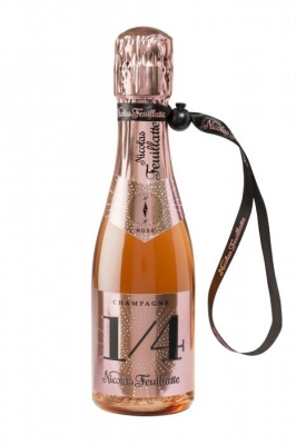 Champagne Nicolas Feuillatte one four pink 0,2l - 1/4 one fo(u)r brut: Der one fo(u)r ist ein exklusives Accessoire und durch die praktische Handschlaufe idealer Begleiter durch den Abend. Modisch, neu und knallig in den Farben Pink und Blue.