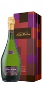 Champagne Nicolas Feuillatte Cuv�e 225 in Geschenkpackung - Durch den Ausbau in Eichenholzf�ssern verf�gt die Cuv�e 225 �ber dezente Vanille- & R�staromen, gepaart mit w�rzigen Noten und Aromen von Steinobst und Beeren. Dieser au�ergw�hnliche Champagner pass...