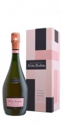 Champagne Nicolas Feuillatte Cuv�e 225 Ros� in Geschenkpackung  - Die Cuv�e 225 erh�lt durch den Ausbau in Eichenholzf�ssern ihre dezenten Vanille und R�staromen. Der Wei�e besticht durch w�rzige Noten und leichte Aromen von Steinobst und Beeren. Dieser au�ergew�hnl...