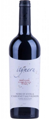Itynera Nero d´Avola/Cabernet Sauvignon IGT - Der Nero d’Avola/Cabernet Sauvignon verfügt über beerige Aromen mit etwas Vanille, frische Noten, ist weich und harmonisch am Gaumen, mit elegantem Körper und einem langen Finale. Das Itynera-Sortime... Itynera Nero d´Avola/Cabernet Sauvignon IGT - Der Nero d’Avola/Cabernet Sauvignon verfügt über beerige Aromen mit etwas Vanille, frische Noten, ist weich und harmonisch am Gaumen, mit elegantem Körper und einem langen Finale. Das Itynera-Sortime...