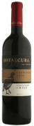 Botalcura La Porfia Carmenere  - Botalcura ist das Ergebnis der Leidenschaft zweier M�nner - Juan Fernando Waidele war vom Charme Botalcuras und seiner Umgebung begeisterte und beschloss ein Weingut zu gr�nden und Philippe Debrus, se...