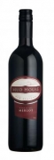 Mud House Merlot - Mud House Wines wurde 1996 von John und Jenifer Joslin, ehem. Farmern aus Essex, gegr�ndet, die ihre Farm verkauft hatten und mit ihrem selbst gebauten Segelboot die Welt umsegelten. Als sie im neusee...